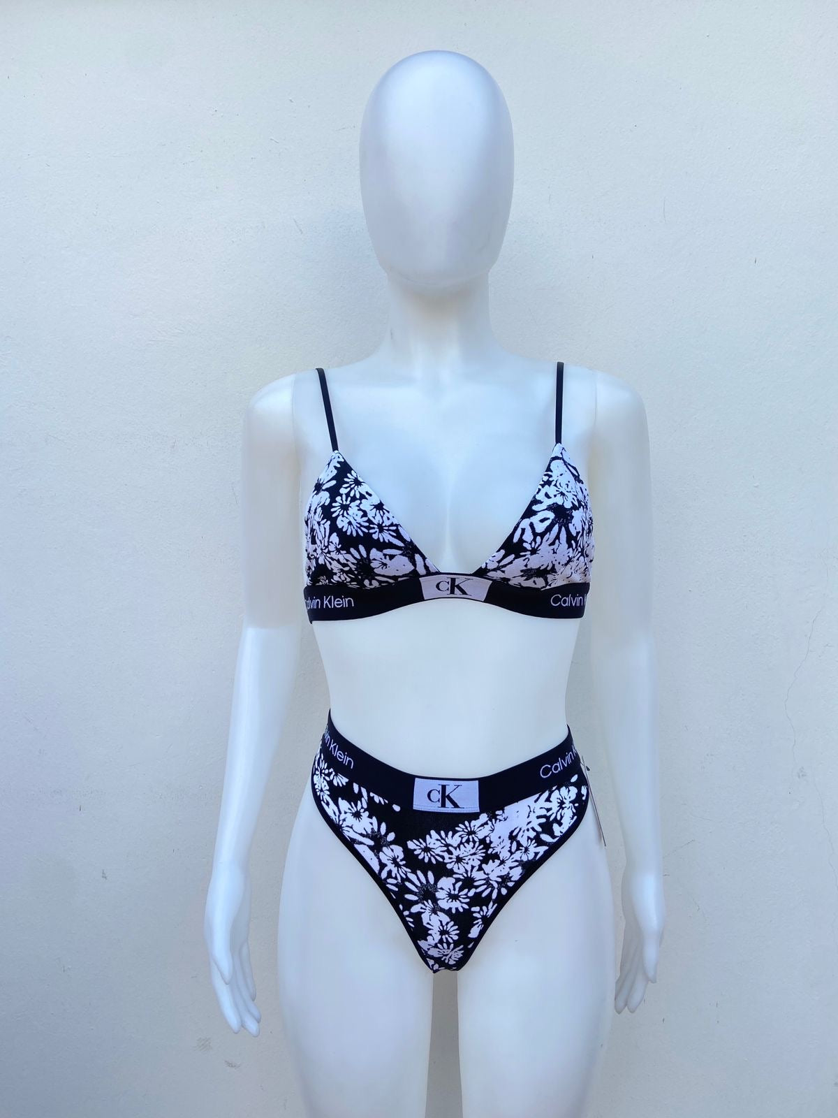 Conjunto Calvin Klein original, negro con blanco Panti tanga y brasier con estampado de rosa y cK en el centro.