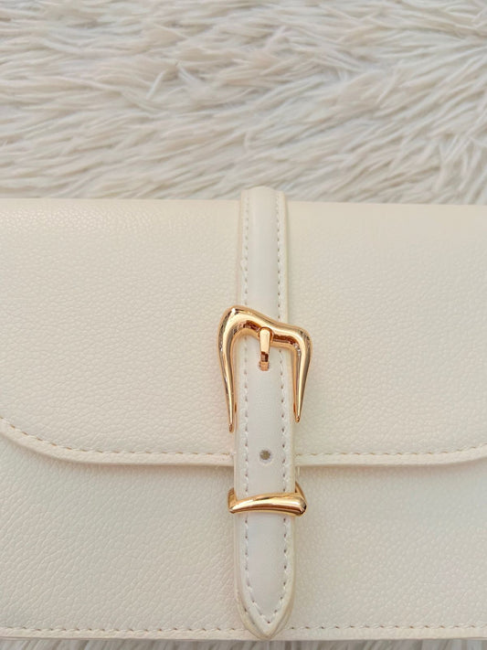 Cartera/ Crossbody ANNE KLEIN original, Blanca con detalles en dorado y letras de la marca atrás.