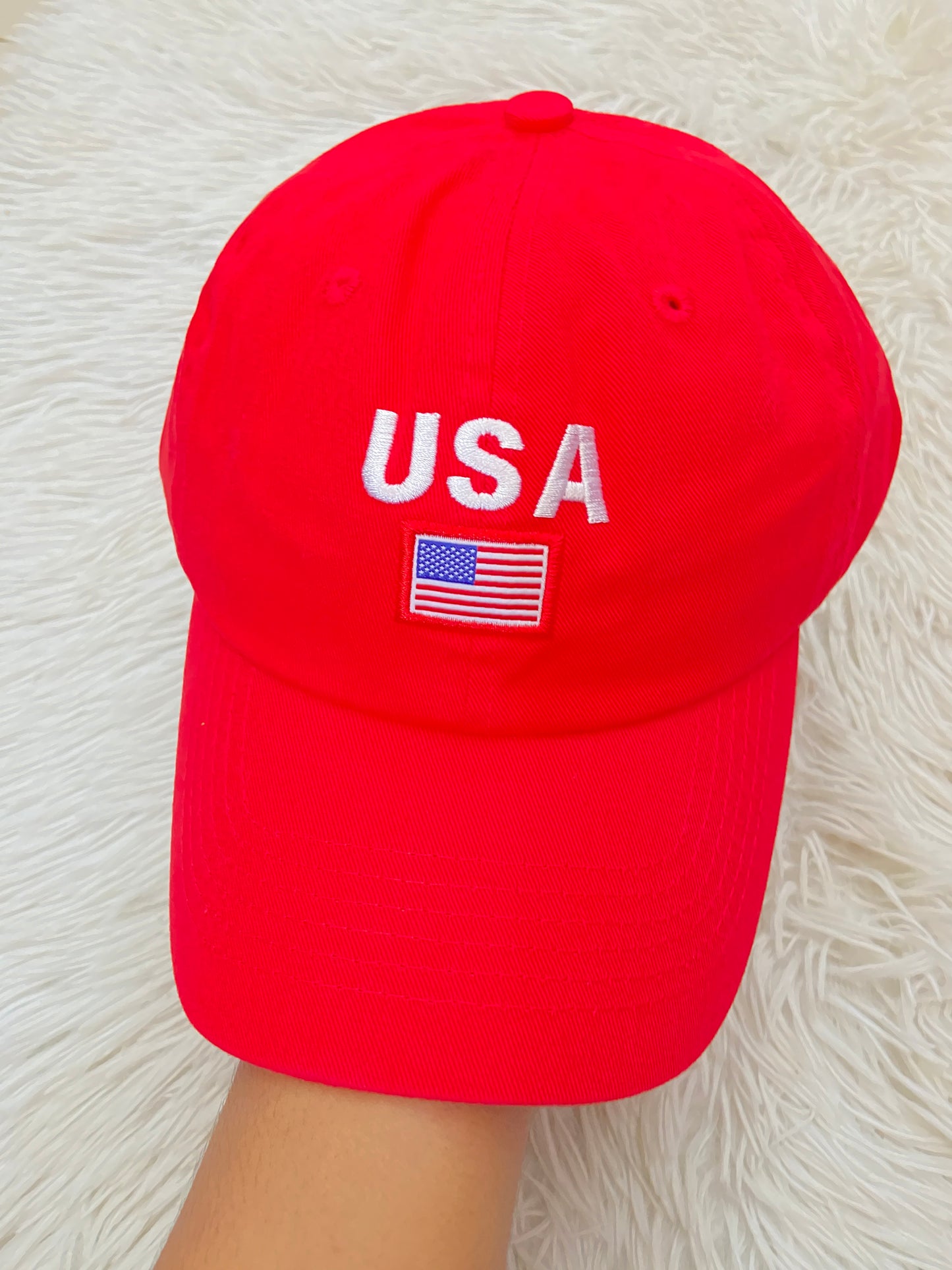 Gorra, roja con estampado de la bandera de Estados Unidos y letras USA.