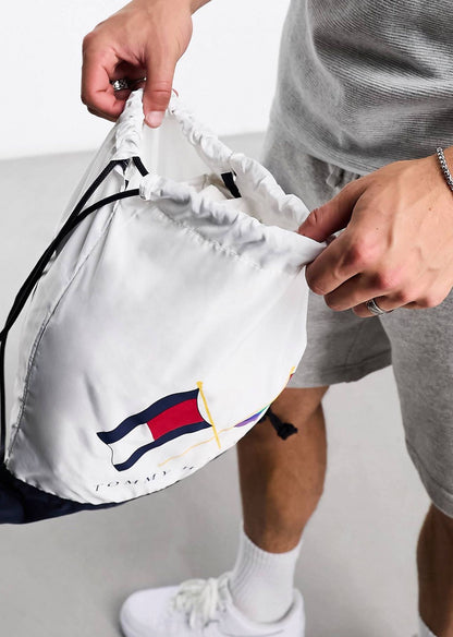 Bulto Tommy Hilfiger original blanca con banda en azul marino y bandera de Tommy.