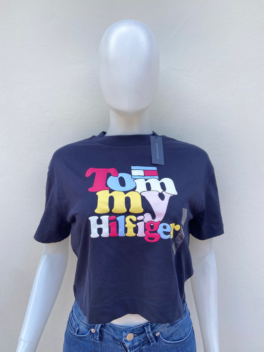 Top TOMMY HILFIGER original, azul marino con letras de la marca en colores en  frente.