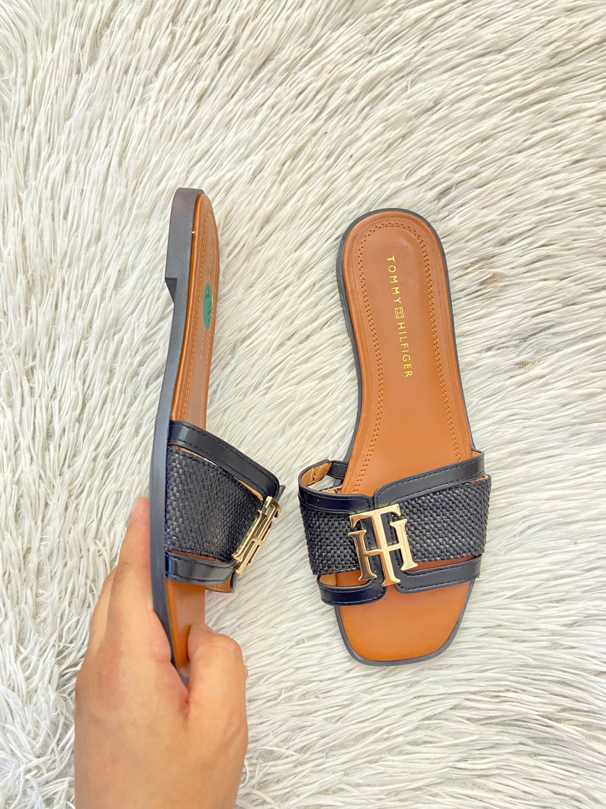 Sandalias Tommy Hilfiger Original en color negro, marron en el interior y placa de la marca en color dorado TH.