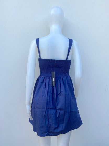 Vestido, algodón orgánico en azul marino ( NAVY) con flor rosada en frente.