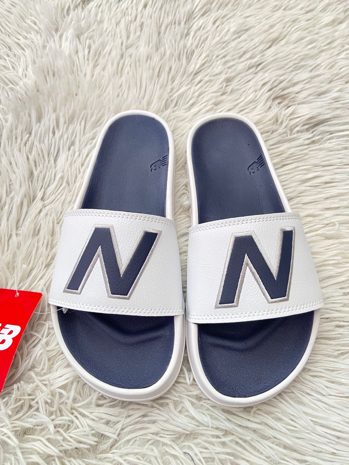 Sandalias NEW BALANCE original, azul marino con blanco y letras N al frente.