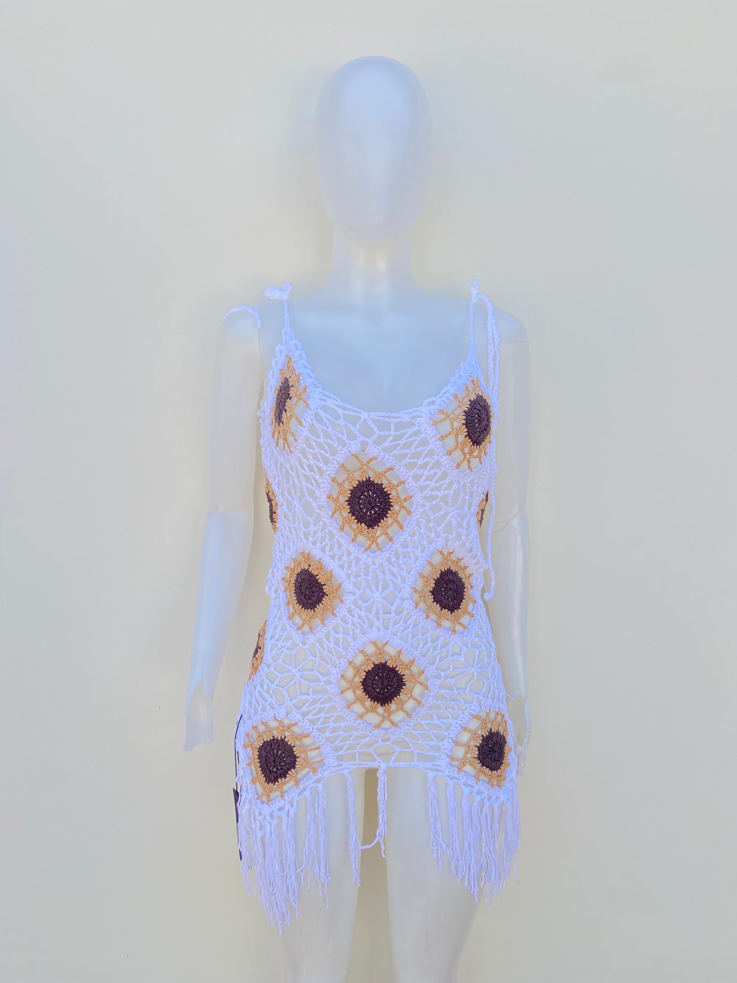 Cover Up/ Salida de playa color blanco con estampado de girasoles en tela crochet.