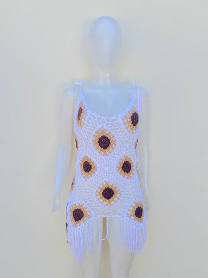 Cover Up/ Salida de playa color blanco con estampado de girasoles en tela crochet.