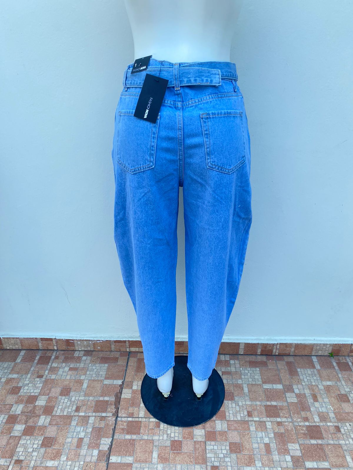 Pantalón Jean Fashion Nova original azul claro liso, BALLOON, con correa adicional.