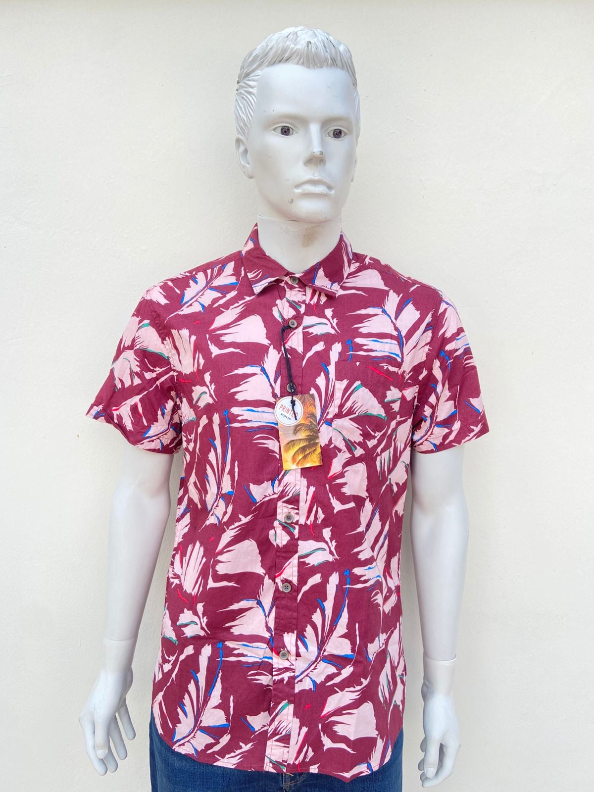 Camisa MBX PREMIUM GOODS original, rojo vino con estampado de palmeras en color rosado palo, 100 % algodón.