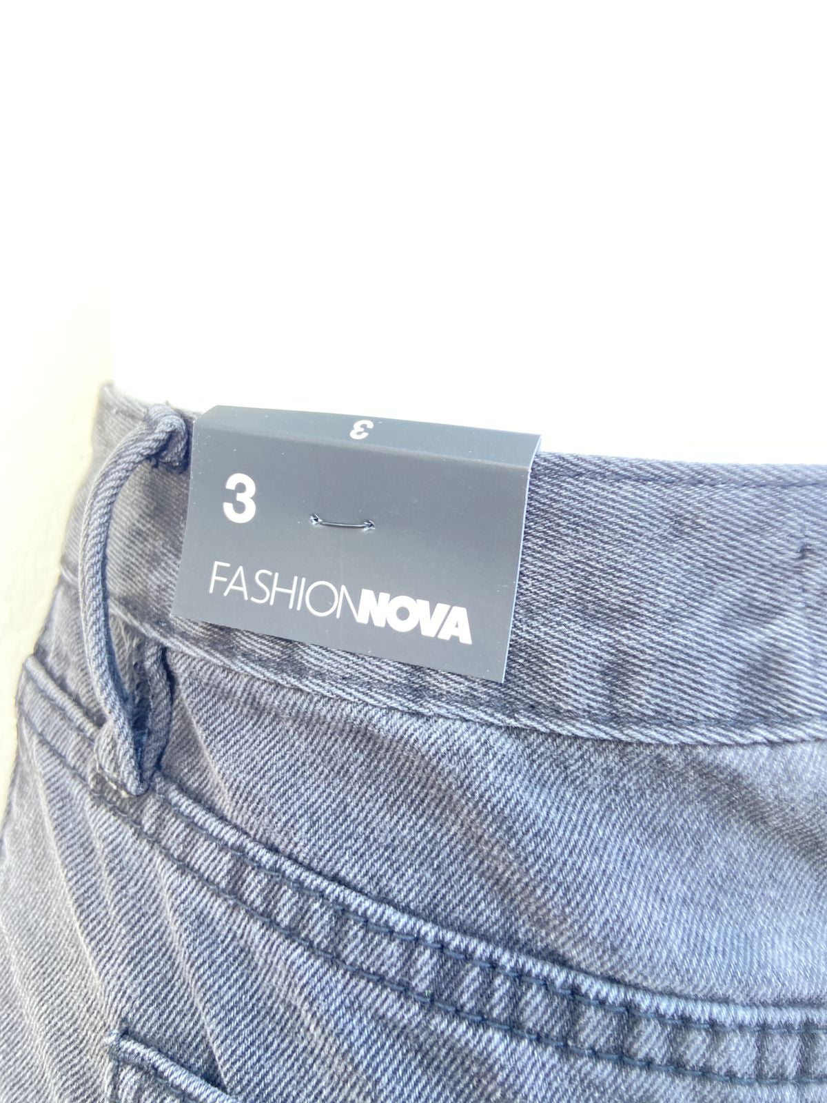 Pantalón FASHION NOVA original, negro con tonos gris y bolsillos en ambos lados.