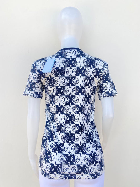 T-shirt GUESS Original, en color blaco con estampado de la marca encolor azul marino y letra GUESS.