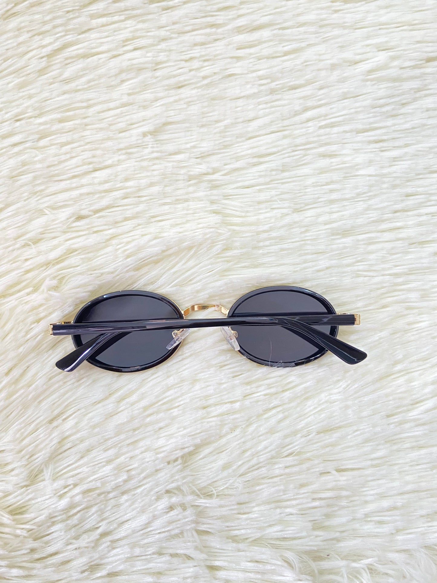 Lentes, negros con montura dorada ovalados, con protección UV 100% Polycarbonate.