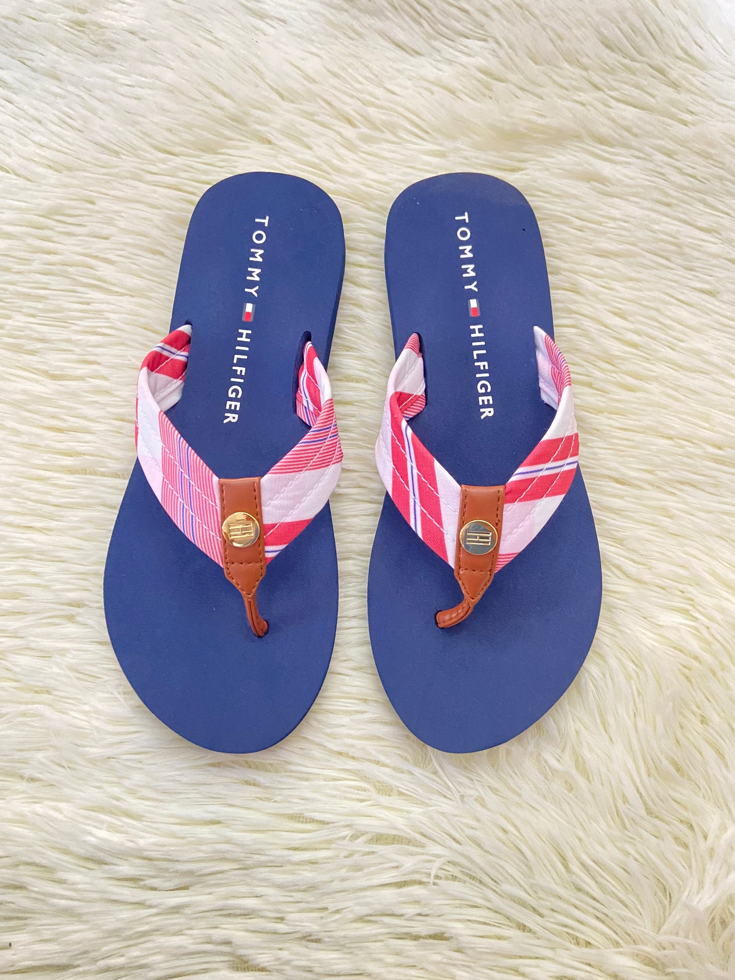 Sandalias TOMMY HILFIGER original, azul marino con rojo y marron y placa dorada en frente.