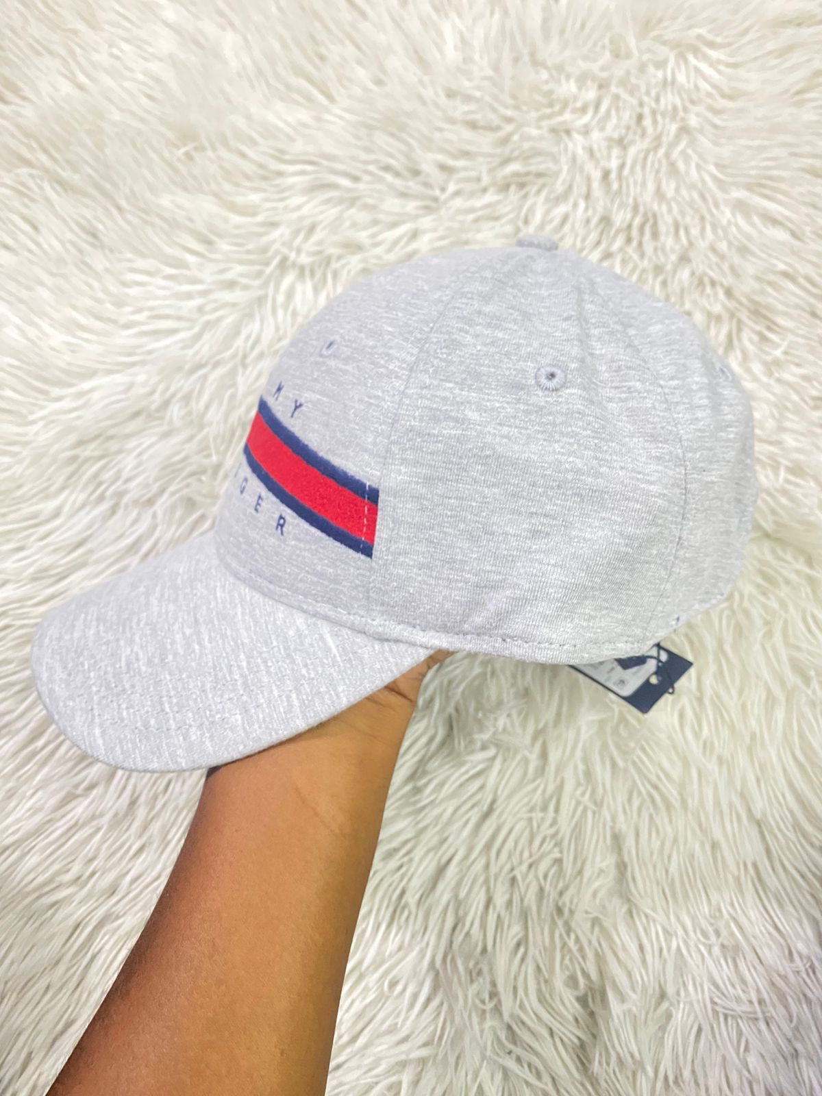 Gorra Tommy Hilfiger original gris con banda TOMMY HILFIGER en frente.