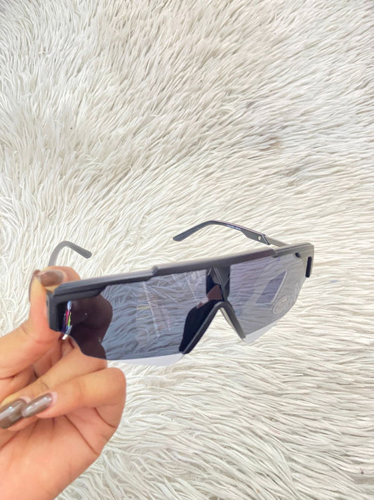 Lentes, negro pequeños con micas en color negro claro y línea en color blanco en el borde.