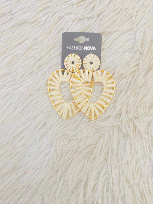 Aretes Fashion Nova original, dorado con diseño de corazon dorado en mimbre, crema.