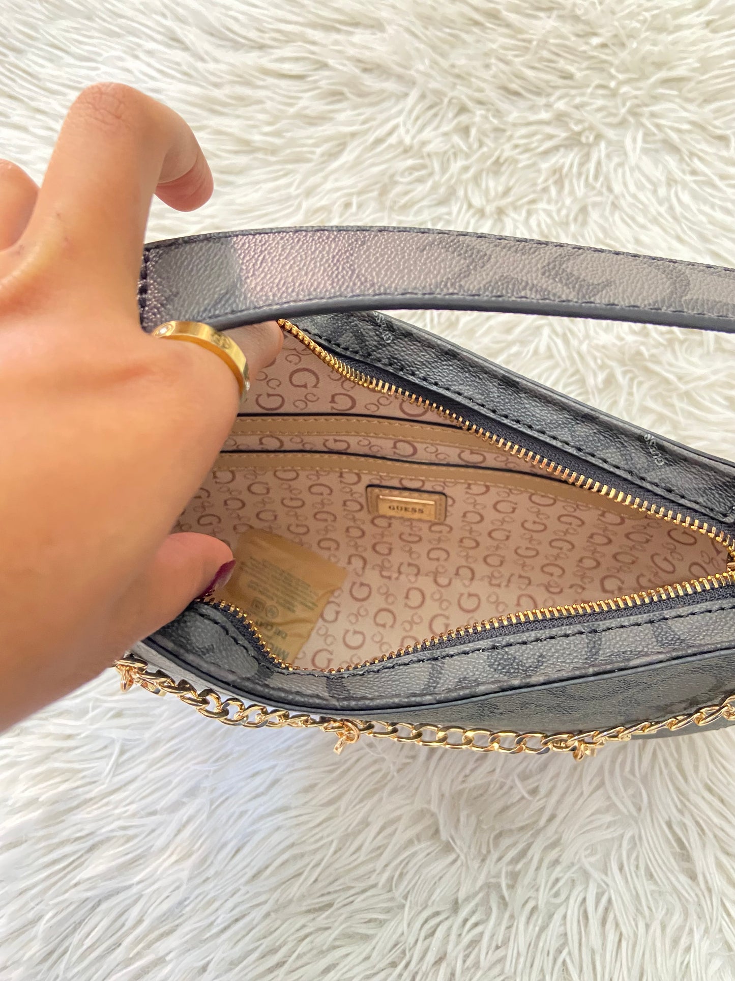 Cartera GUESS original negra con cadena colgante con charms de la marca.