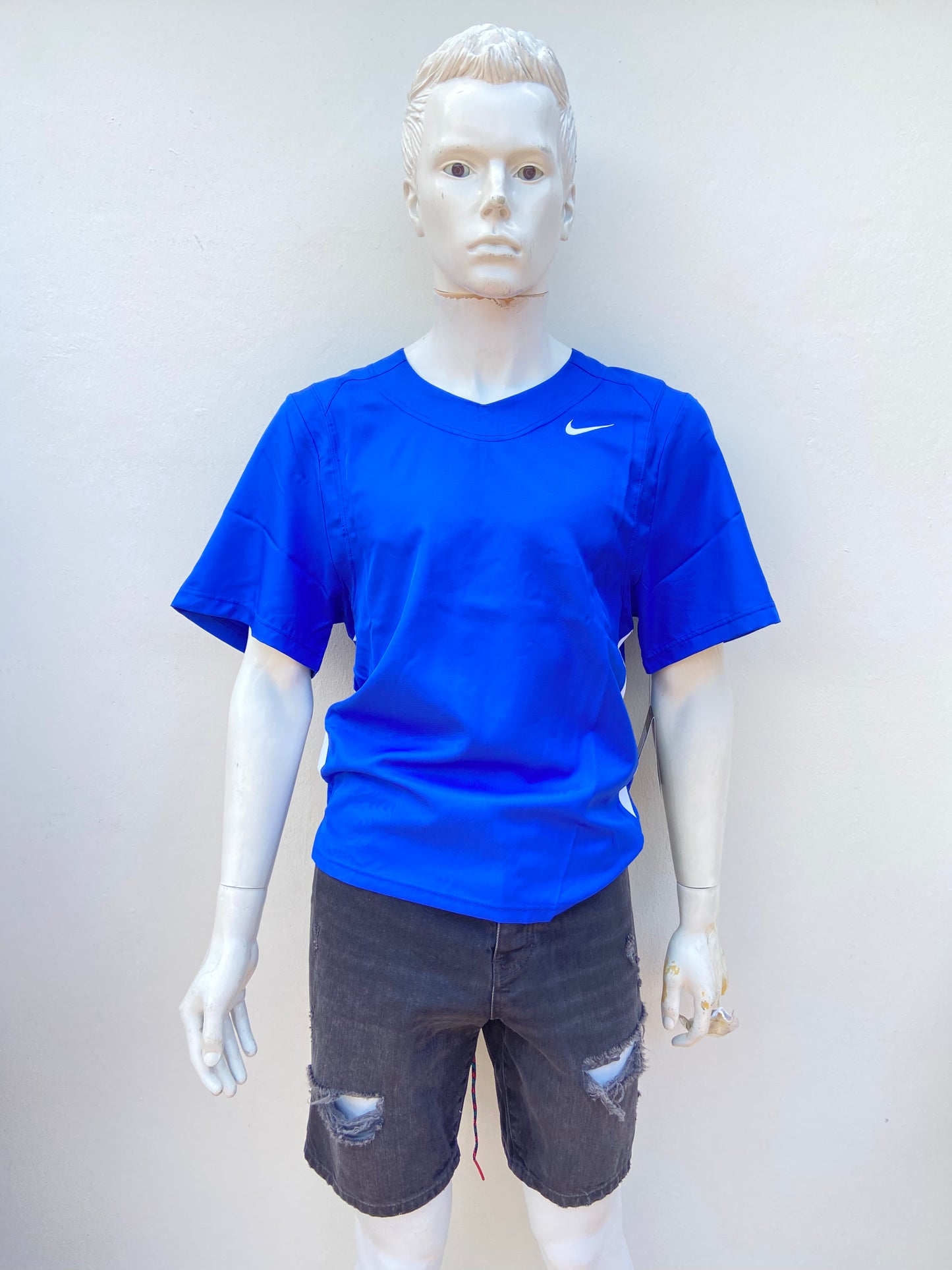 T-shirt Nike original azul rey con logotipo de la marca al lado.