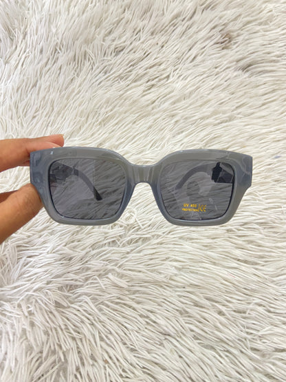 Lentes, diseñados con protección UV 100-400 para proteger tu visión. Gris oscuro, cuadrado con micas negras.
