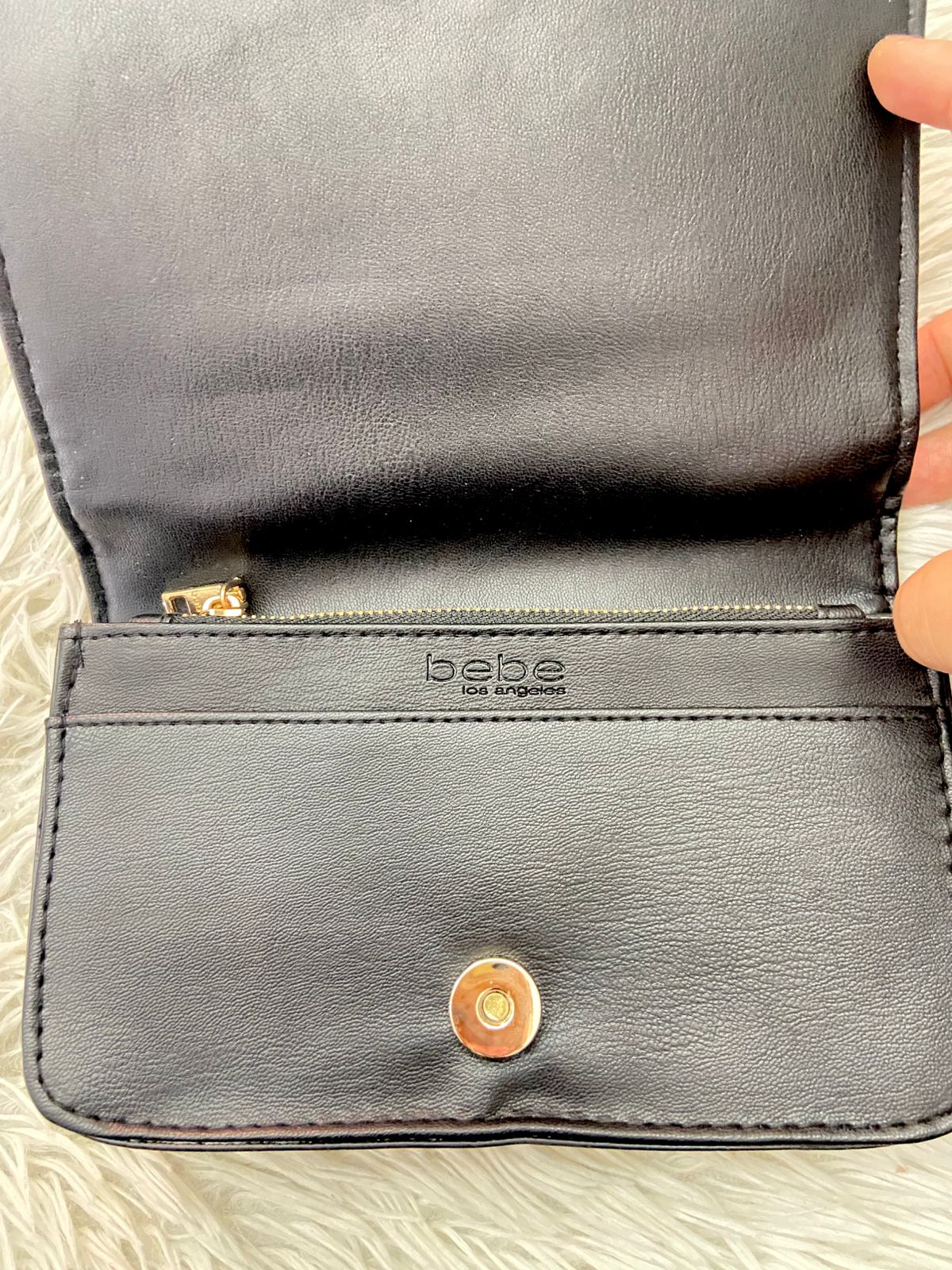 Cartera BEBE Original, negro con nombre de la marca al frente en color dorado, correa tipo cadena enlazada con tela negra.