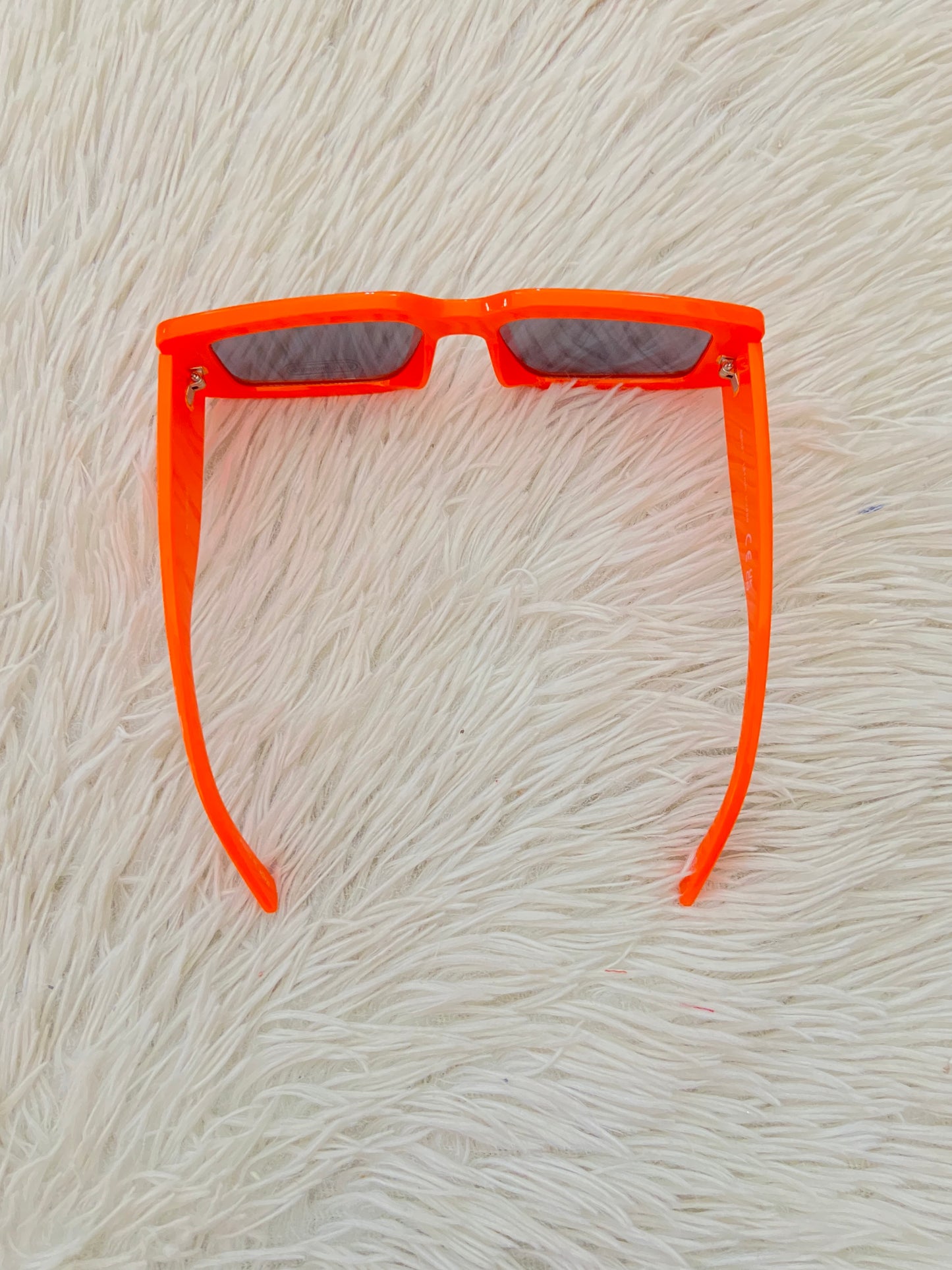 Lentes Fashion Nova original naranja con micas oscuras.