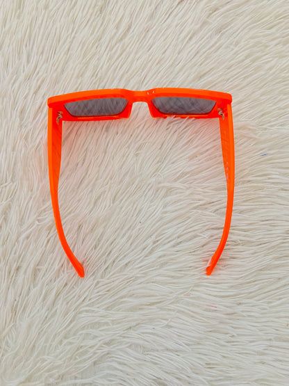 Lentes diseñados con protección UV 100-400 para proteger tu visión. Naranja con micas oscuras.