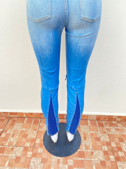 Pantalón Jean AP BLUE original azul claro con azul más oscuro y rasgados.