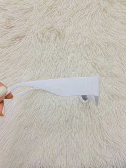 Lentes, diseñados con protección UV 100-400 para proteger tu visión. Blanco con micas negras.