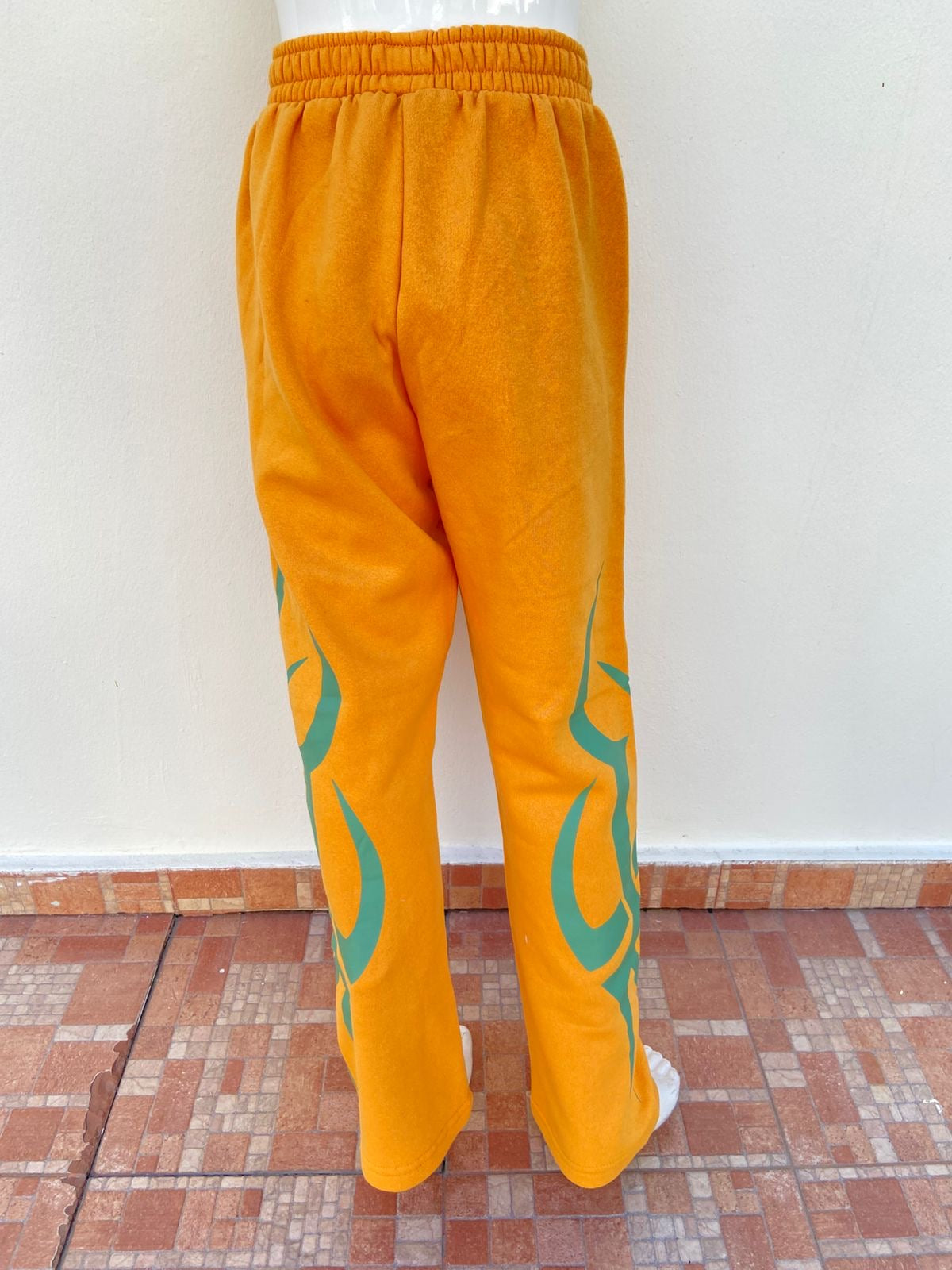 Jogger VON DUTCH original Amarillo mostaza con diseño en color verde.