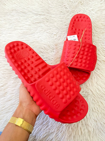 Sandalias Adidas original roja con estilo confort, ajustables.