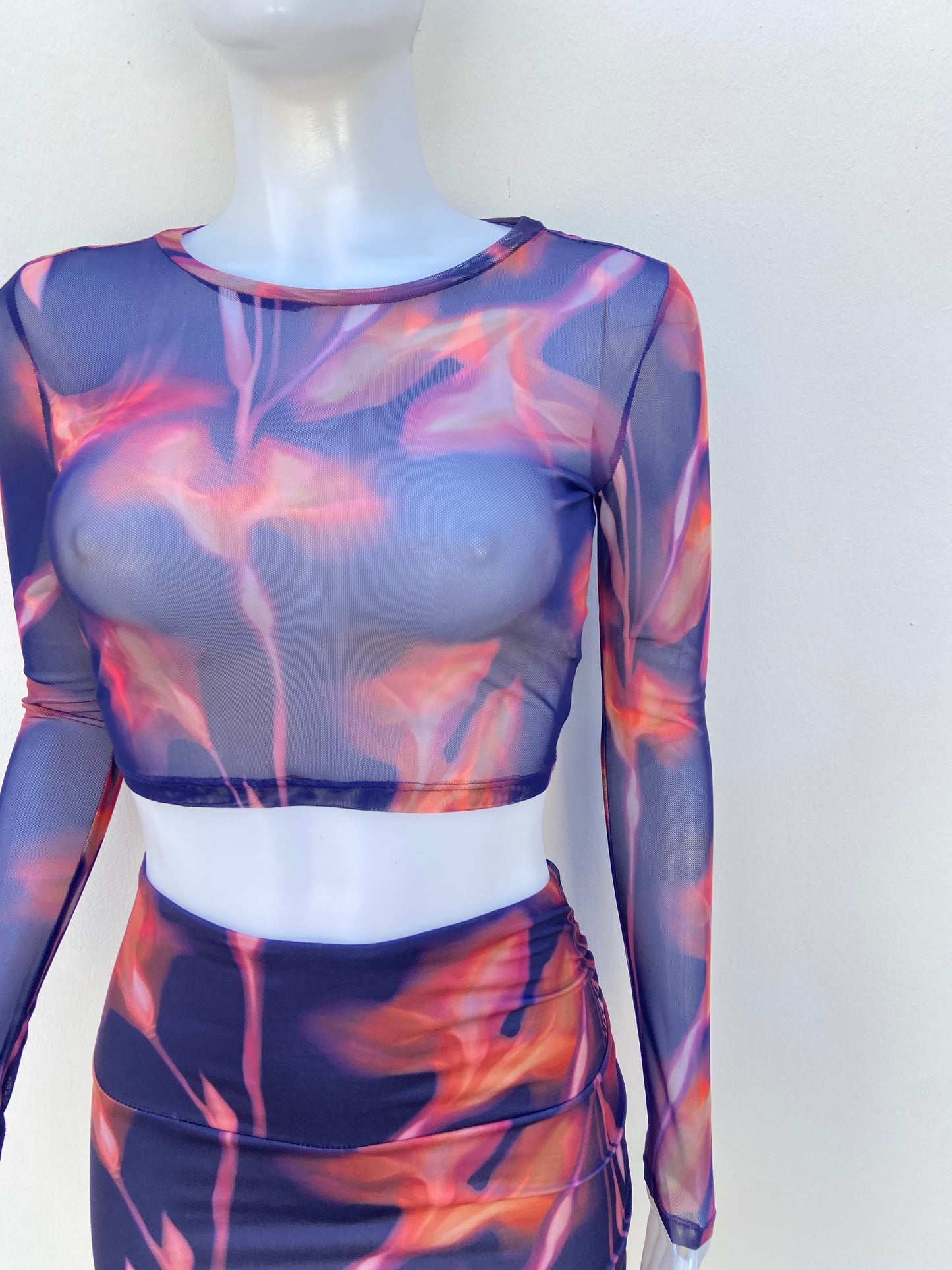 Conjunto, azul marino con degradado marron y top transparente.