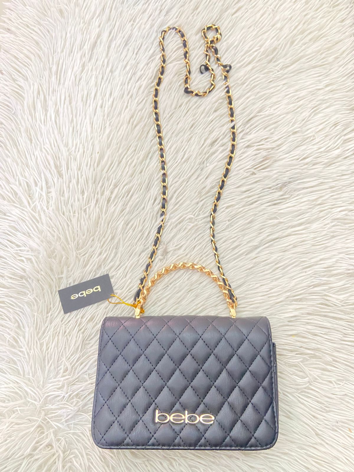 Cartera BEBE Original, negro con nombre de la marca al frente en color dorado, correa tipo cadena enlazada con tela negra.