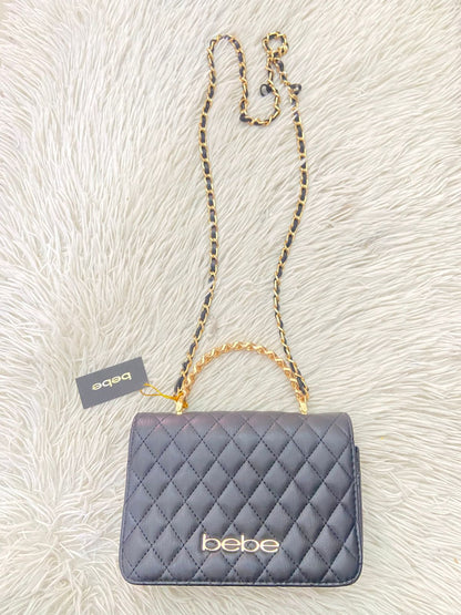 Cartera BEBE Original, negro con nombre de la marca al frente en color dorado, correa tipo cadena enlazada con tela negra.