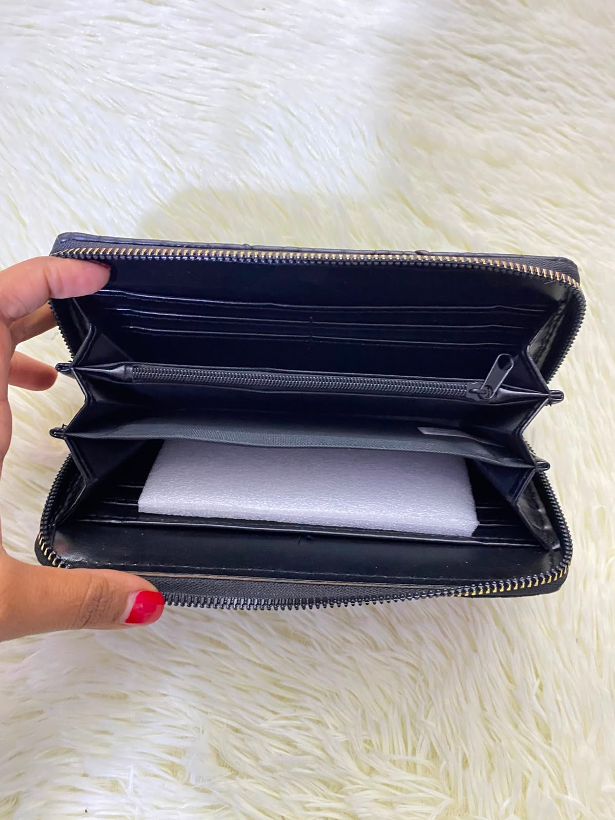 Monedero, negro con diseños de Zic Zac y zipper en dorado.