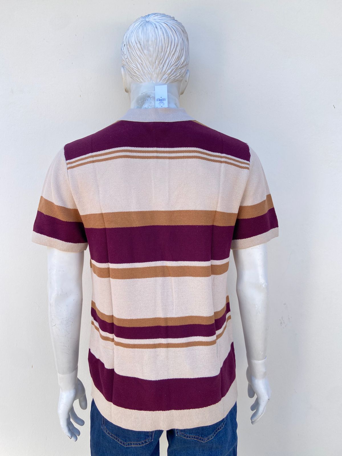 Polocher/Sueter GAP Original, en color crema (beige) con lineas en tonos rojo vino y marron.