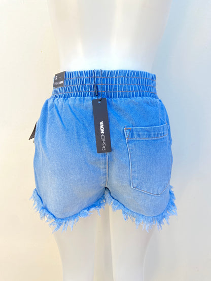 Short Fashion Nova original azul claro y ruedo destruido.