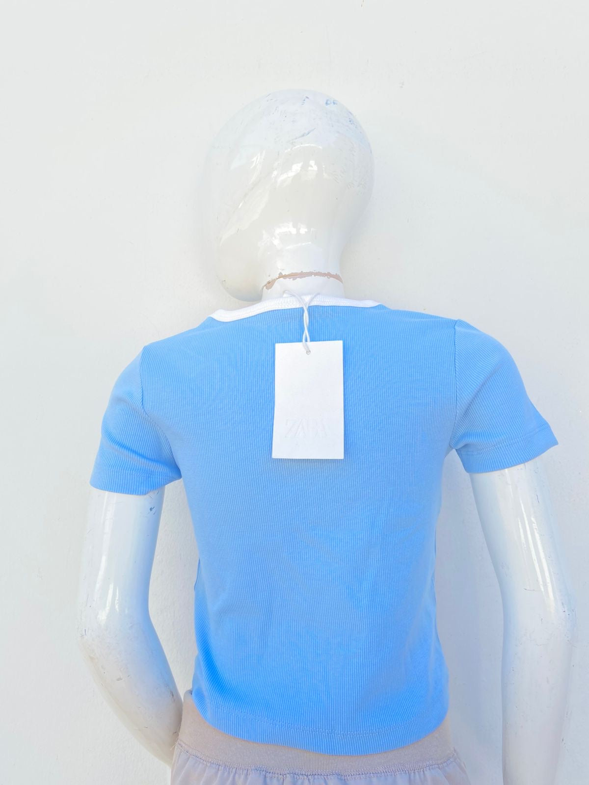 T-shirt ZARA Original en color azul con cuello blanco y letras al frente I LOVE MIS AMIGAS