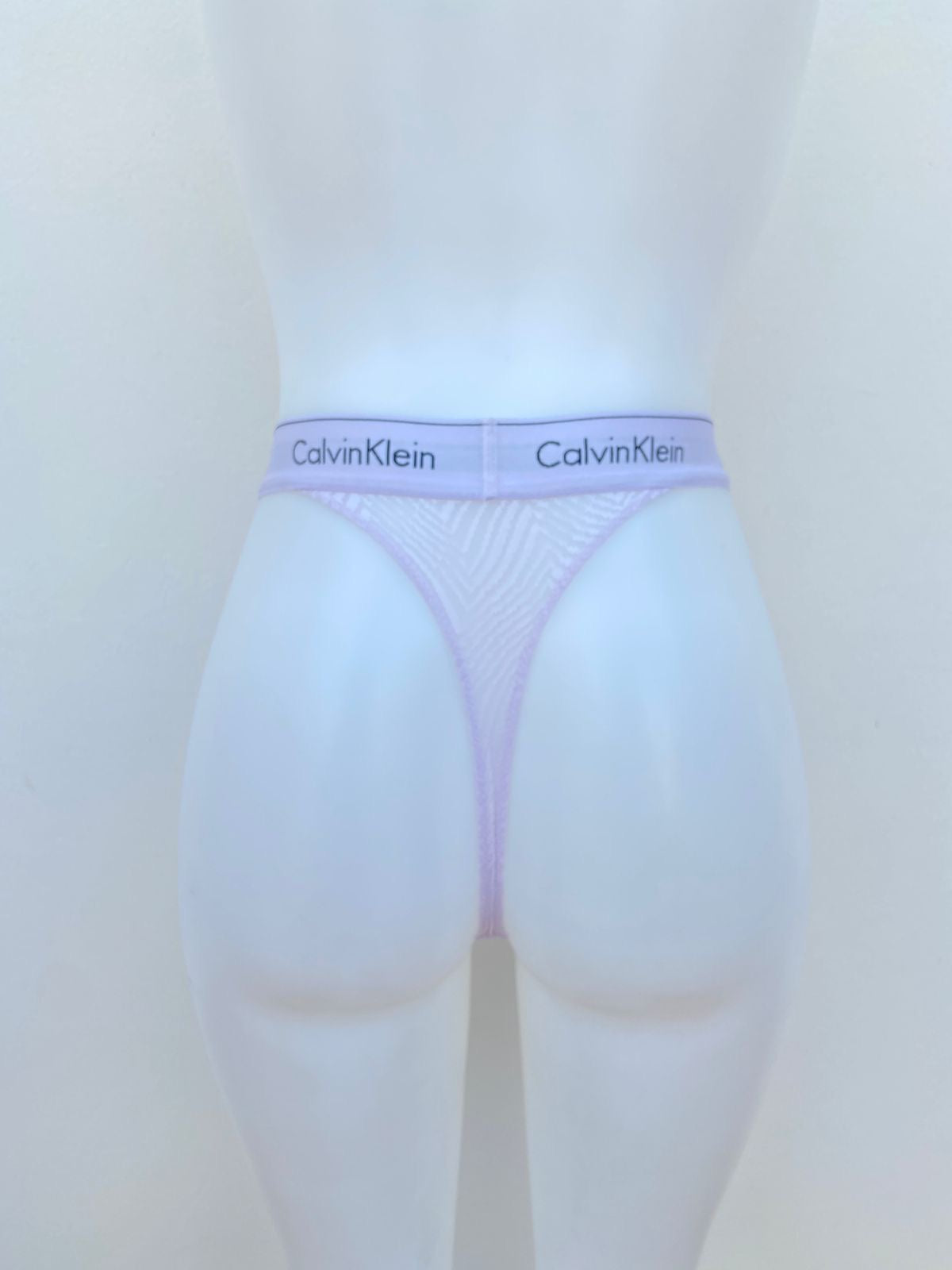 Panti Calvin Klein original, morado lila (claro) de encaje con estampado de la marca.