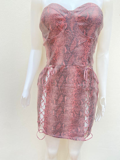 Vestido, rosado ( mauve ) con estampado de animal print, strapless y lazos ajustables al lado.