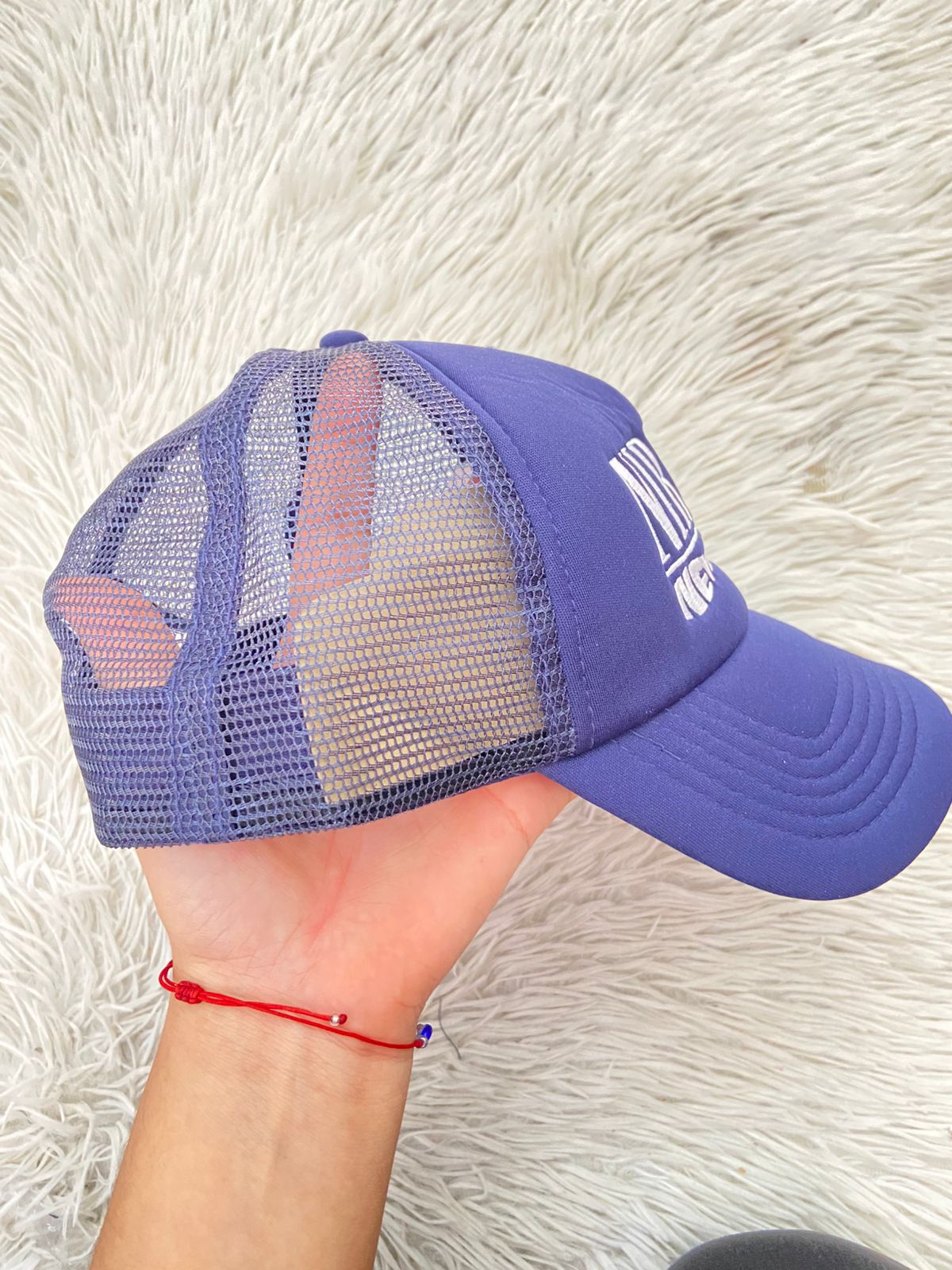 Gorra, azul marino con malla en la parte trasera y letras NIRVANA NEVER MIND en blanco.