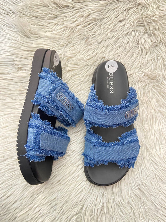 Sandalias GUESS original, negra con azul y tela en Jean con placa GUESS en plateado.