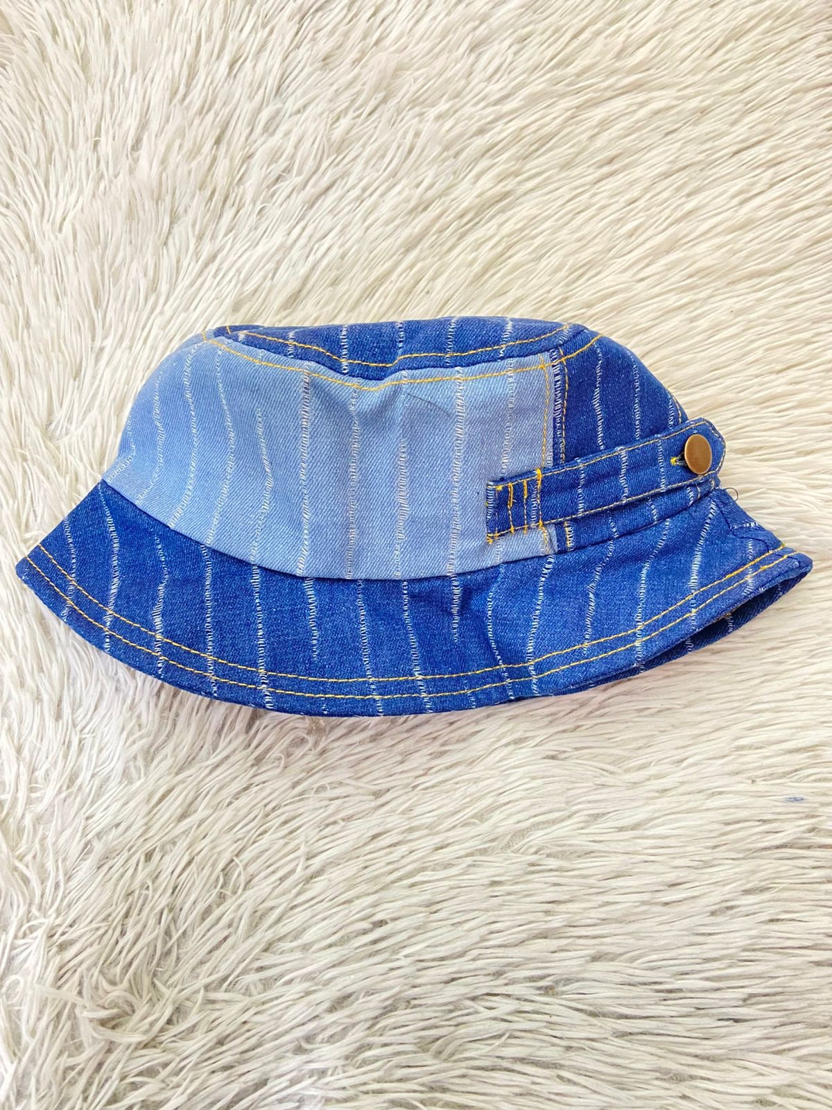 Gorro en tela jean con dos tonos diferentes en boton al lado