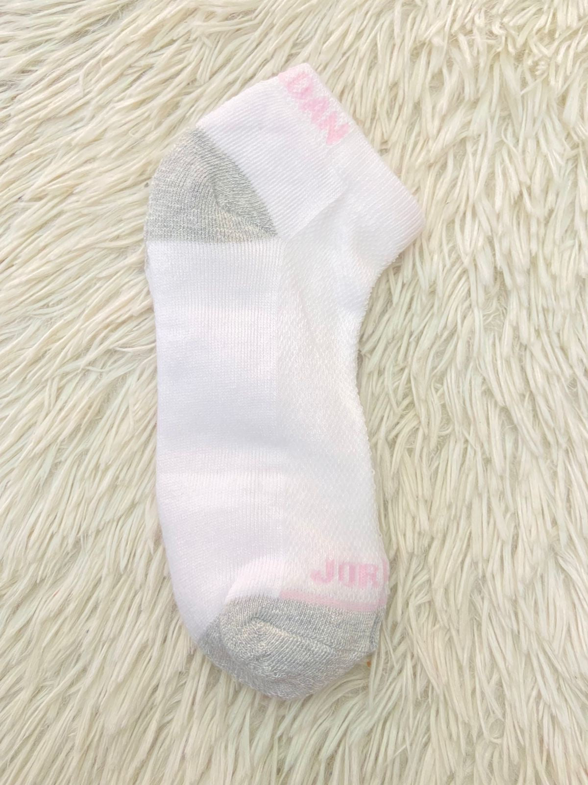 Medias JORDAN original, blanca con letras JORDAN en rosado claro.