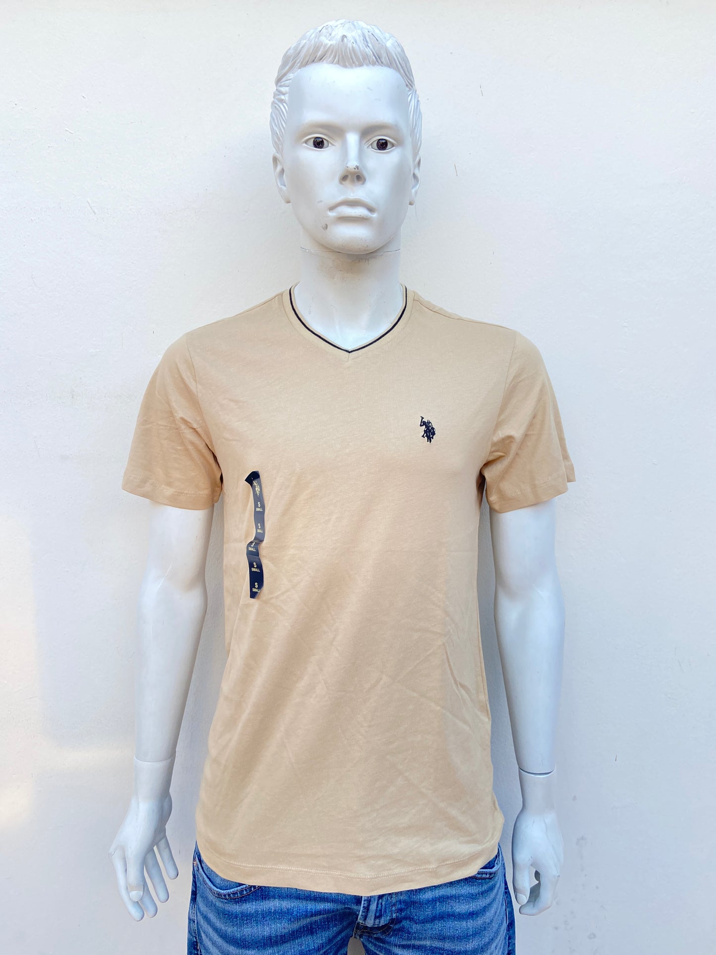 T-shirt U.S Polo original crema  cuello V en azul marino.