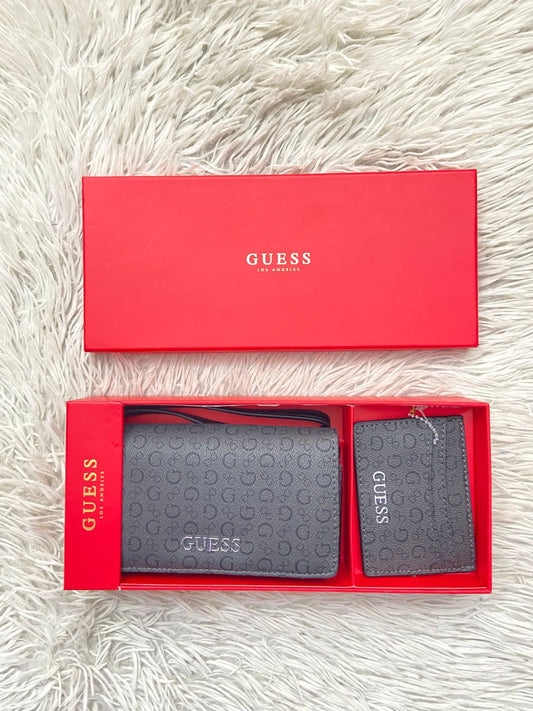 Monedero GUESS Original, color negro con estampado de la marca, con varios compartimentos y placa con nombre Guess al frente en color plateado, tarjetero adicional.