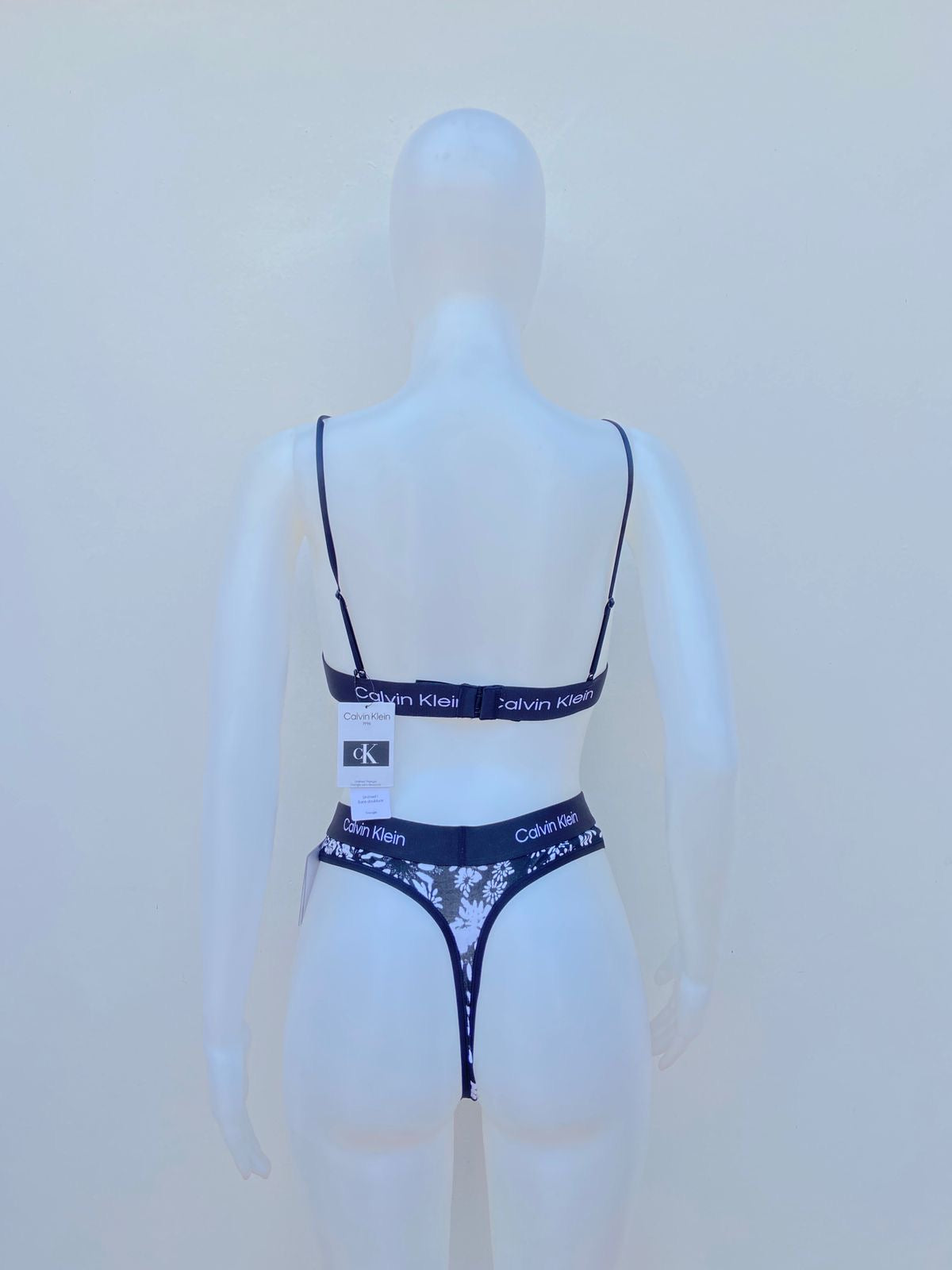 Conjunto Calvin Klein original, negro con blanco Panti tanga y brasier con estampado de rosa y cK en el centro.