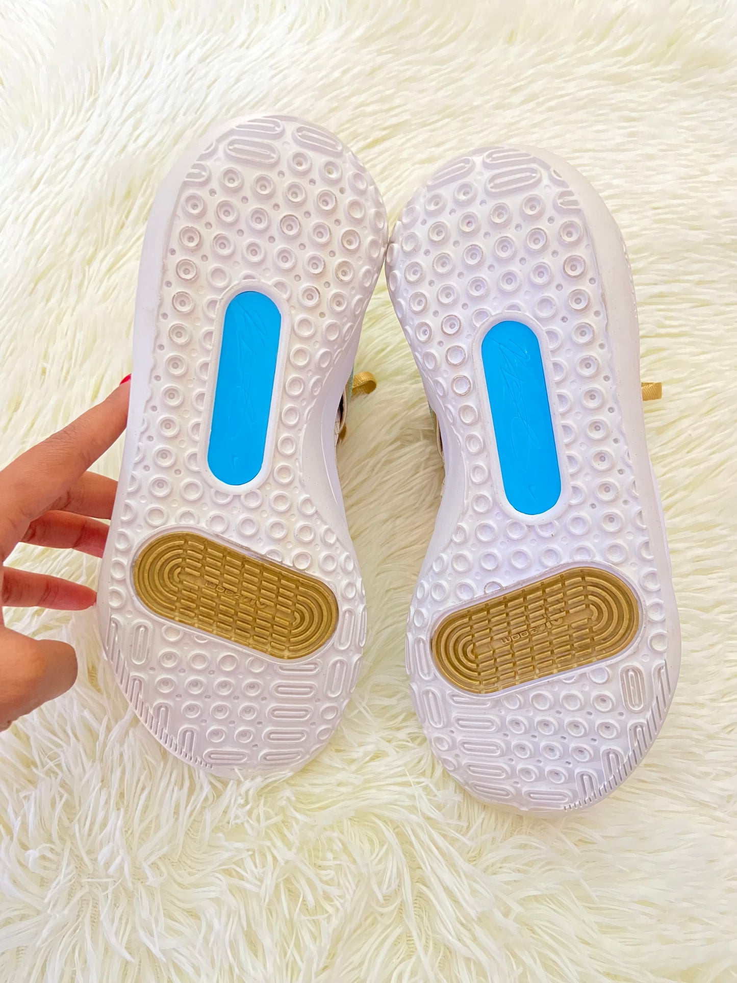 Tenis NIKE original blanco con dorado y azul y detalles de cuadros, altos.