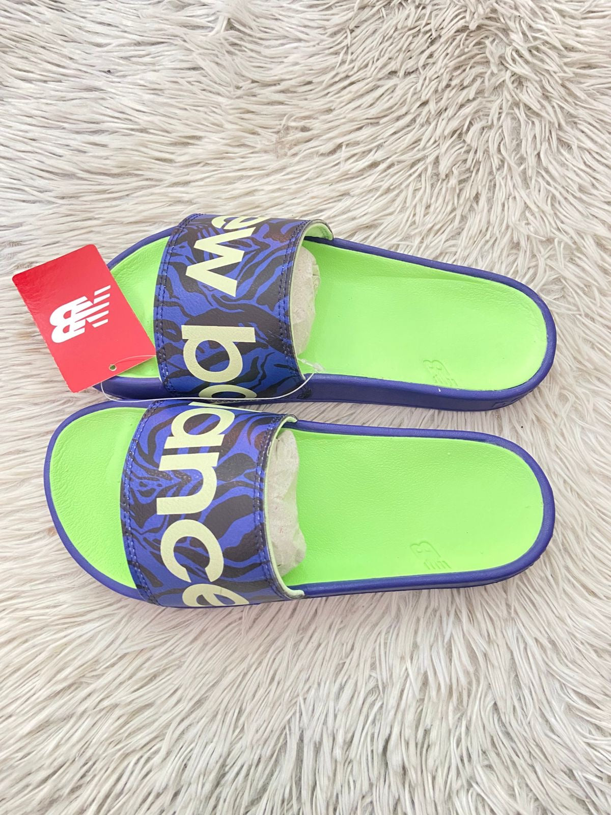 Sandalias NEW BALANCE original azul marino con verde neón y letras de la marca en frente.