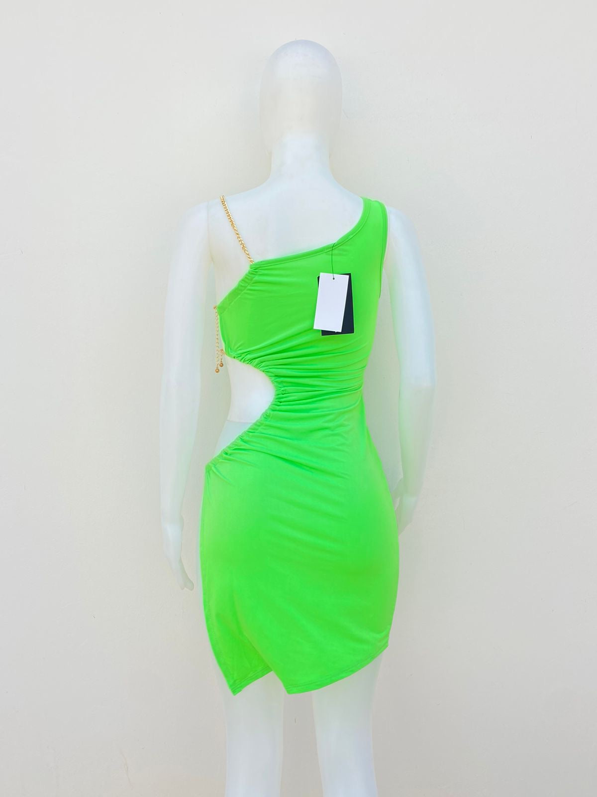 Vestido Fashion Nova original verde con abierto en los lados y cadena dorada.