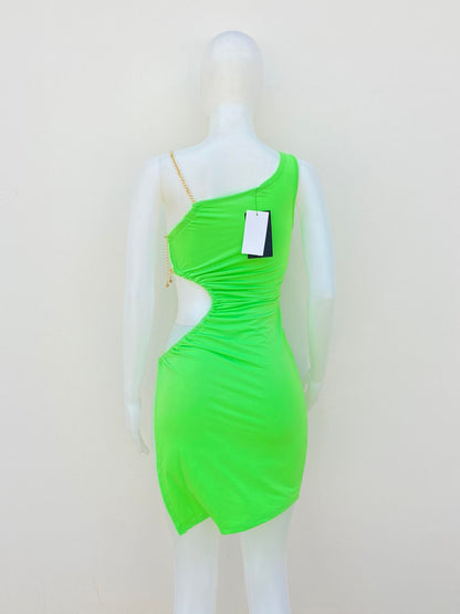 Vestido Fashion Nova verde con abierto en un lado y cadena dorada. Tela stretch.