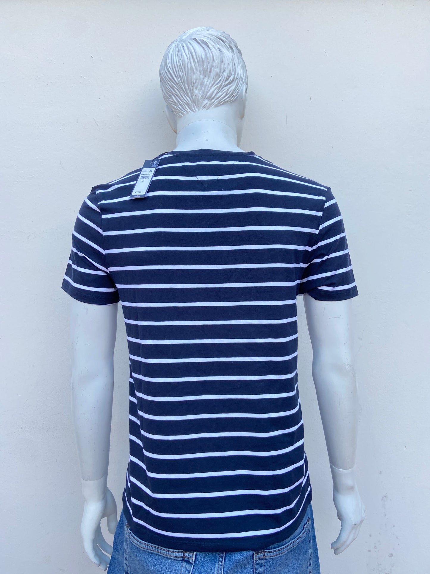 T-shirt Tommy Hilfiger original azul marino con rayas en color blanco.